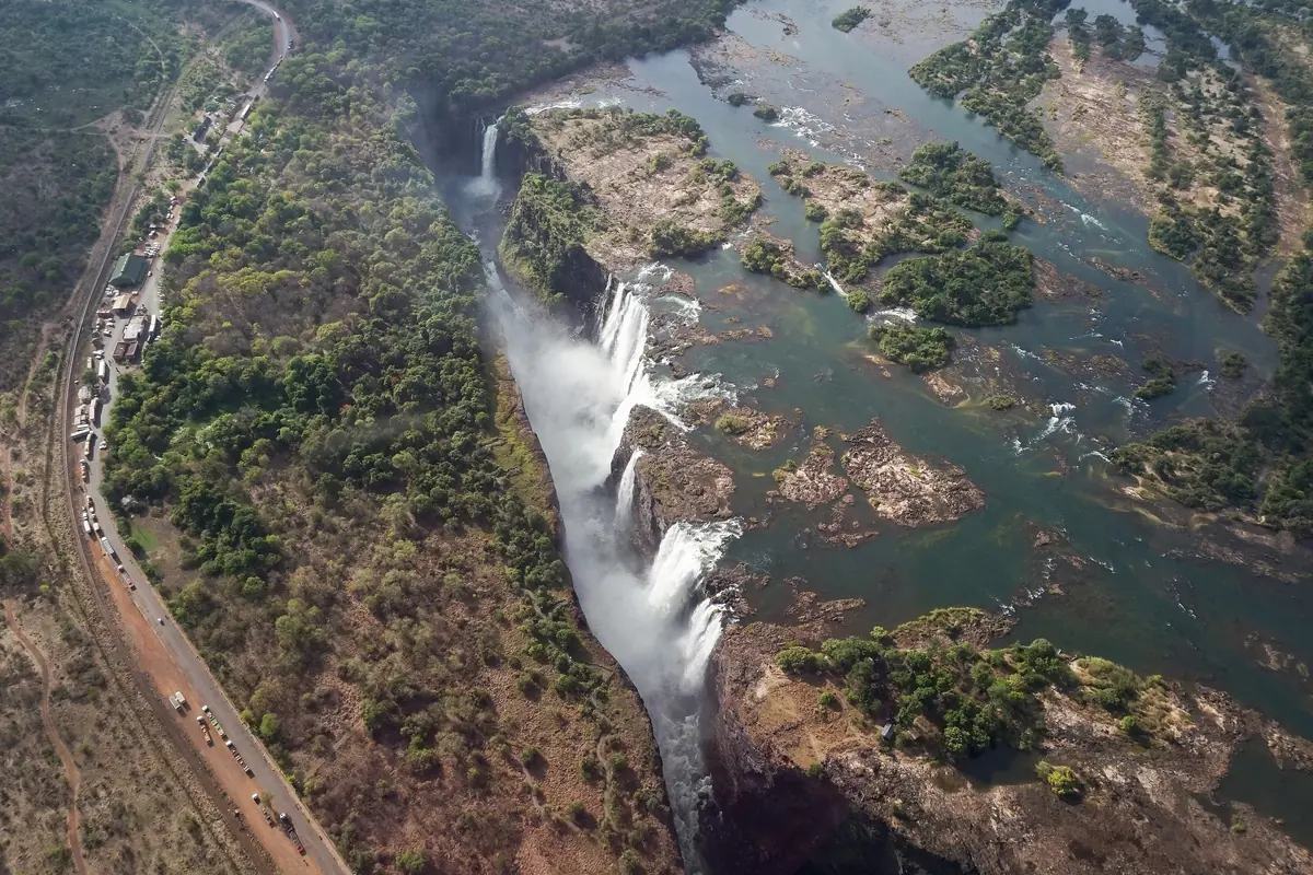 Una vista aerea del fiume a monte delle Cascate Vittoria, suddiviso in canali prima di gettarsi nella gola (le cascate dall'alto, non il teatro)