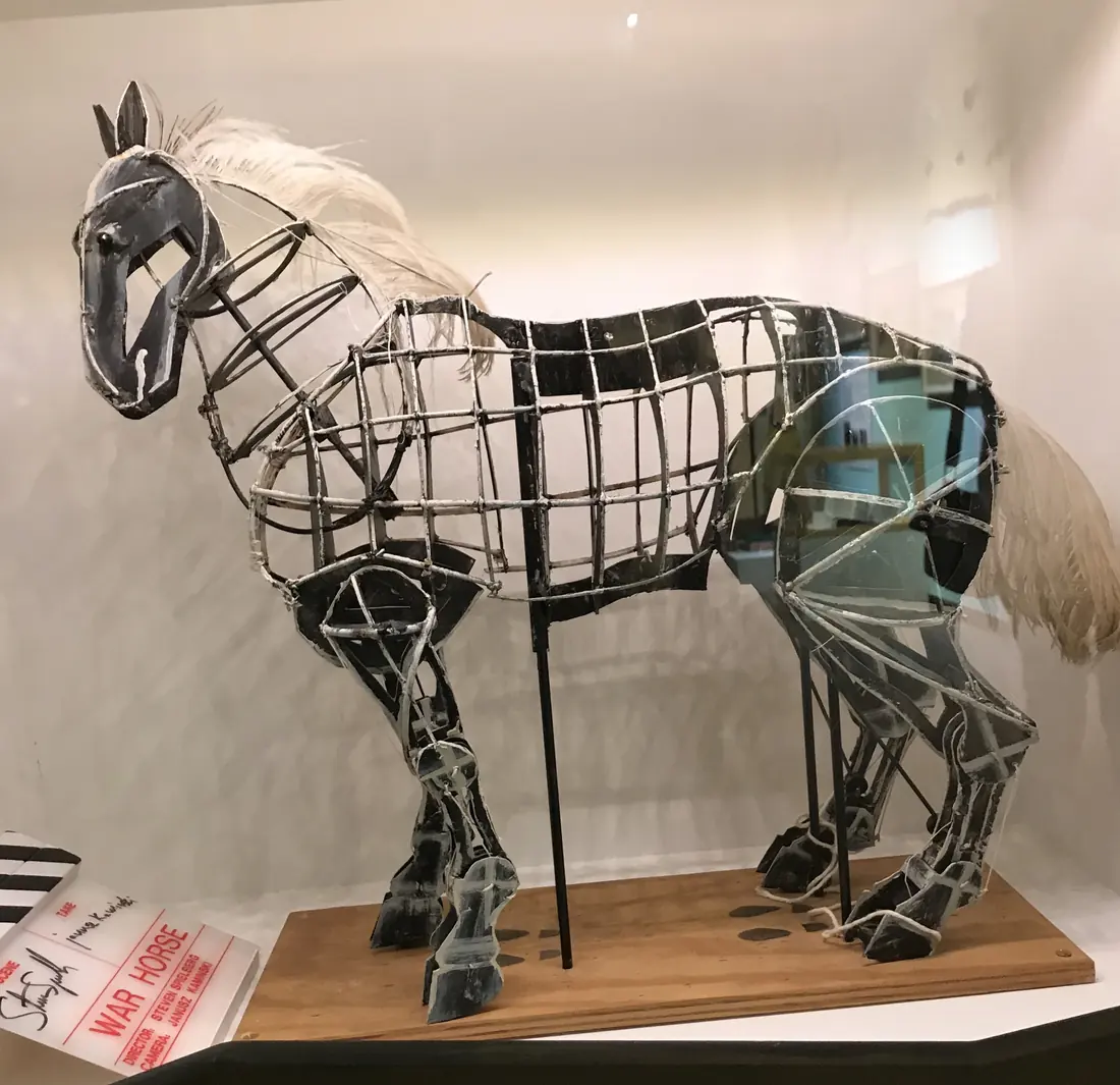 Un modello in scala del burattino Joey di War Horse, un cavallo scheletrico in canna e costole di metallo in una teca di vetro (un burattino Handspring, non parte di Simunye)